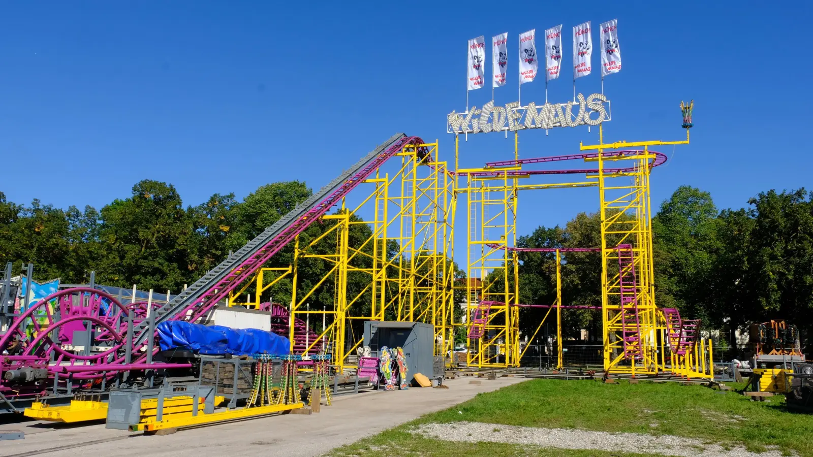 Noch sind die Handwerker auf dem 34,5 Hektar großen Wiesn-Gelände fleißig, aber schon bald geht es los mit dem 188. Oktoberfest. (Foto: Robert Bösl)