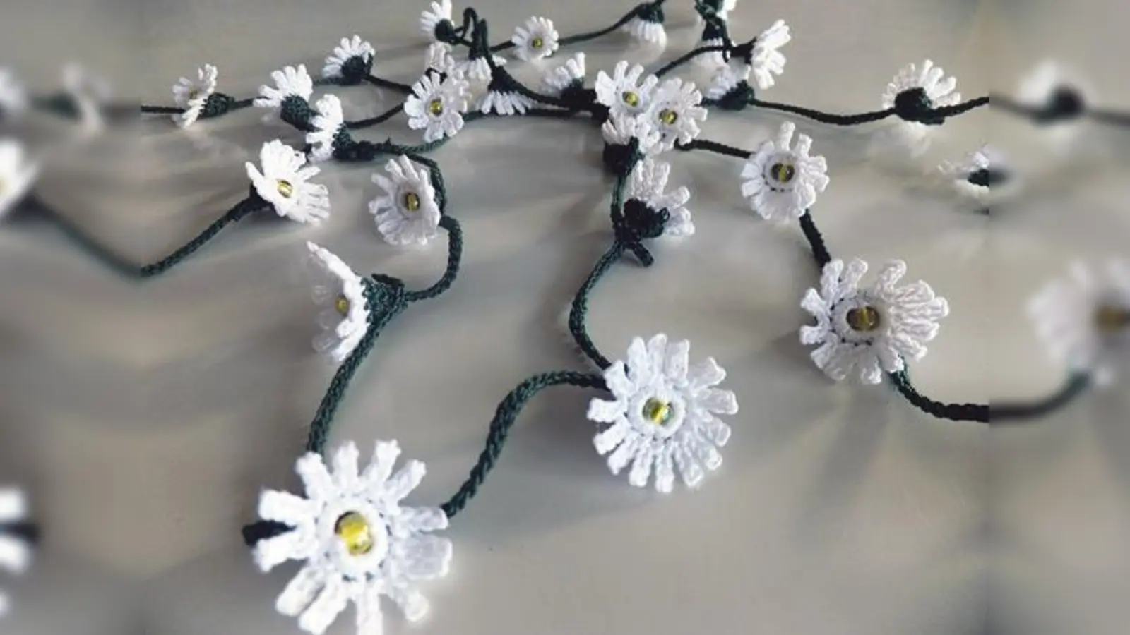 Dekorativ und frühlingsfrisch: Gänseblümchen-Kreation vom »Markt der schönen Dinge«.  	 (Foto: VA)