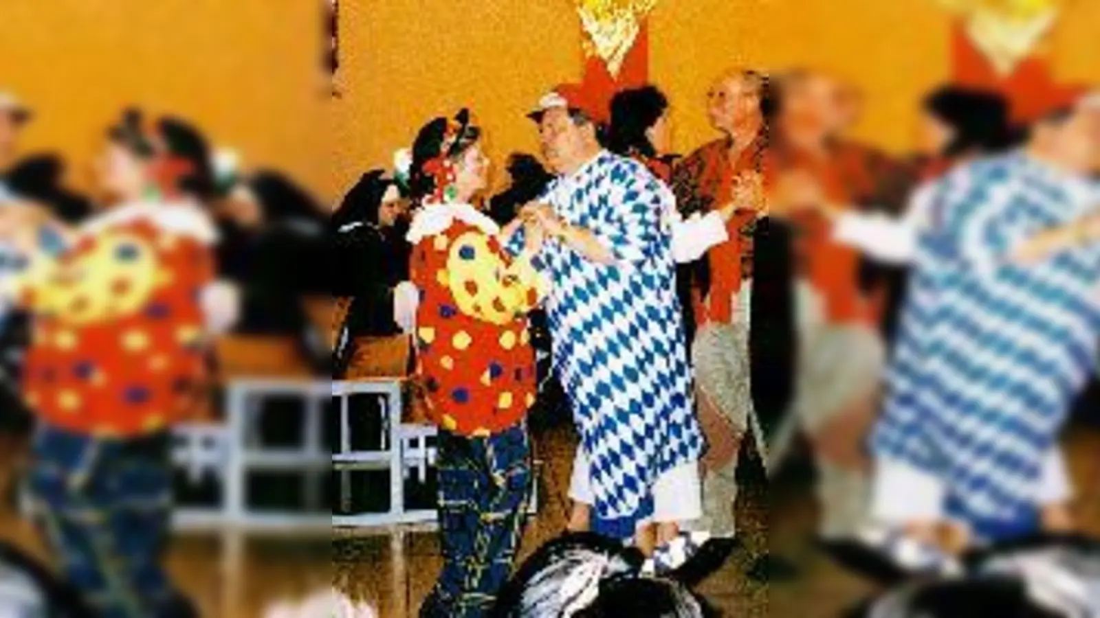 In bunten Kostümen präsentieren sich die Moosacher beim Feuerwehrball.	 (Foto: VA)