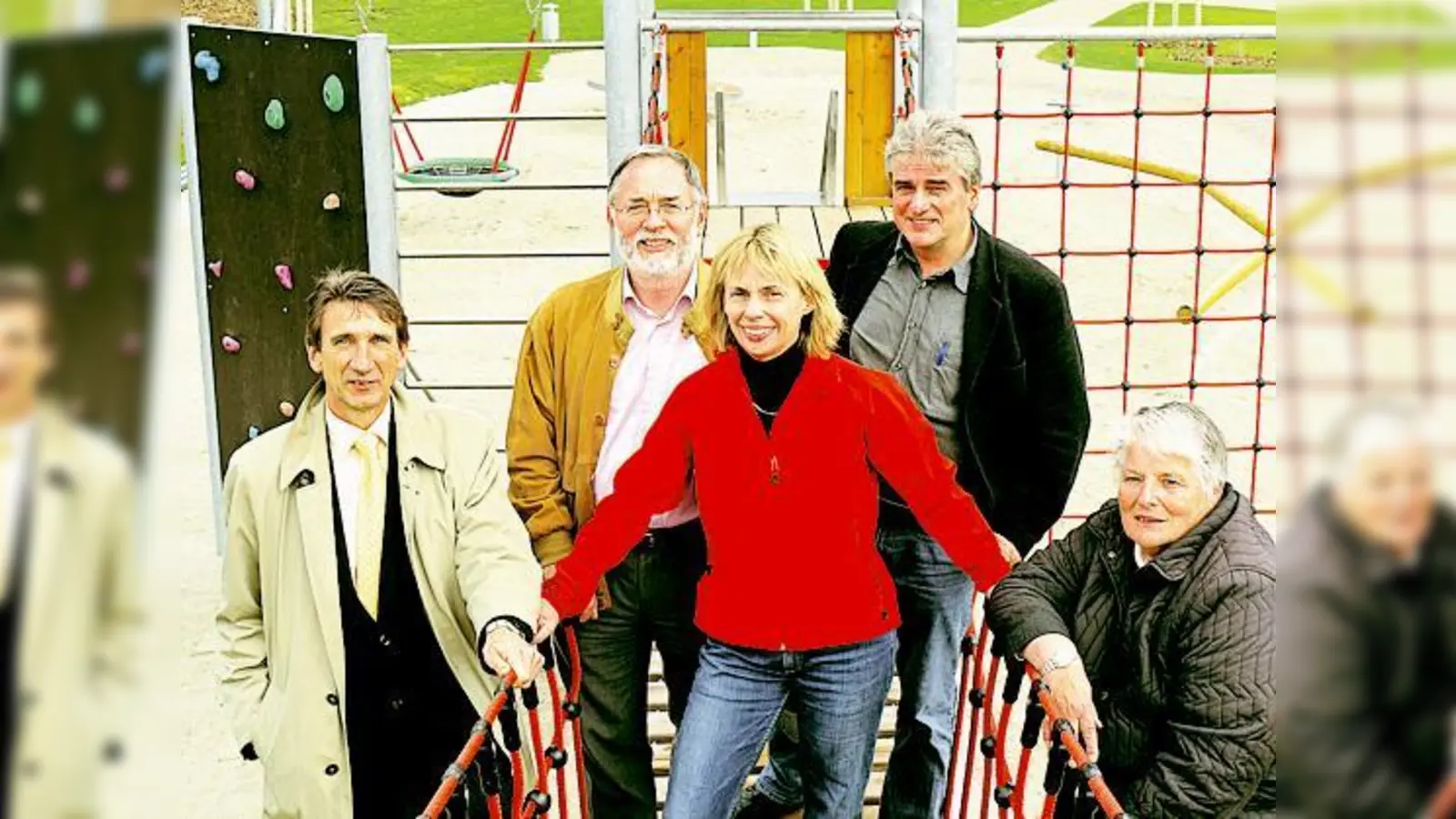 Hängebrücke im Test (v.l.): Dr. Ulrich Schneider,  Georg Kronawitter, Stephanie Hentschel, Paul Bickelbacher und Maren Salzmann-Brünjes. 		 (Foto: kk)