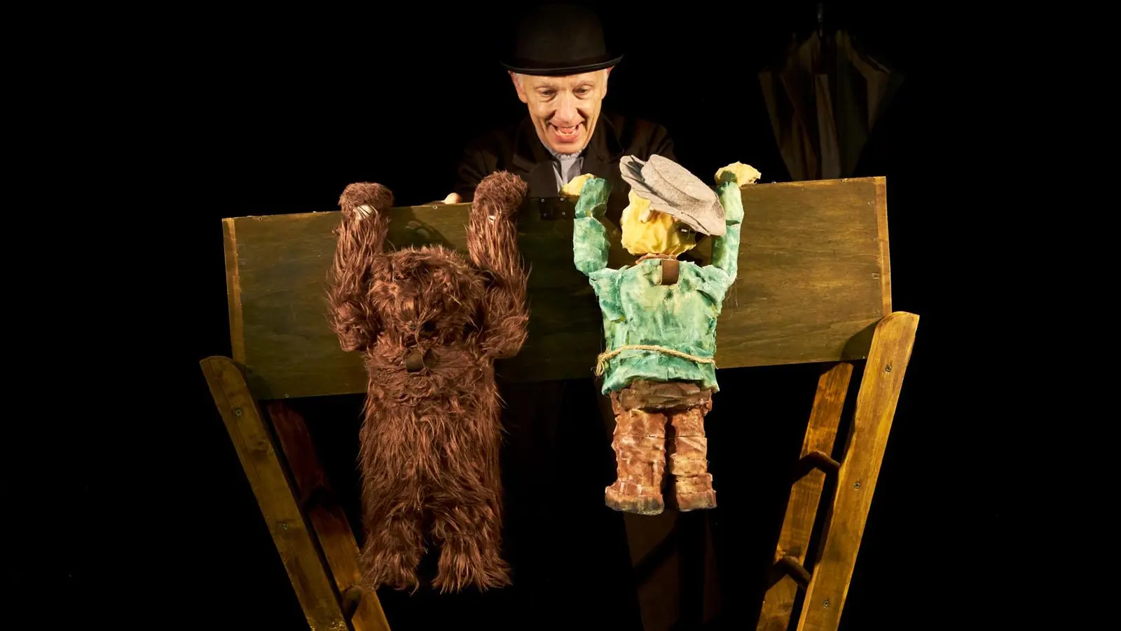 Da hängen sie nun am Brückengeländer. Aber auch das ist keine Lösung für Riese und Bär. (Foto: Dominik Alves)