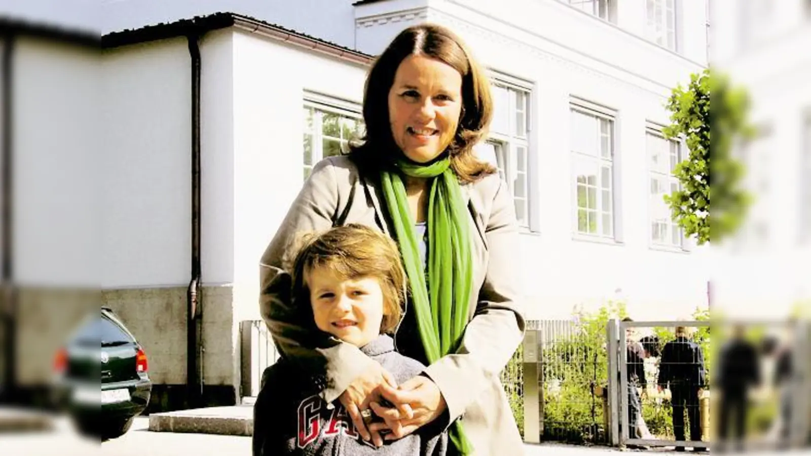 Vor der Gebeleschule in Bogenhausen: Carolin Rottländer kämpft um einen Hortplatz für ihren kleinen Oskar.	 (Foto: js)