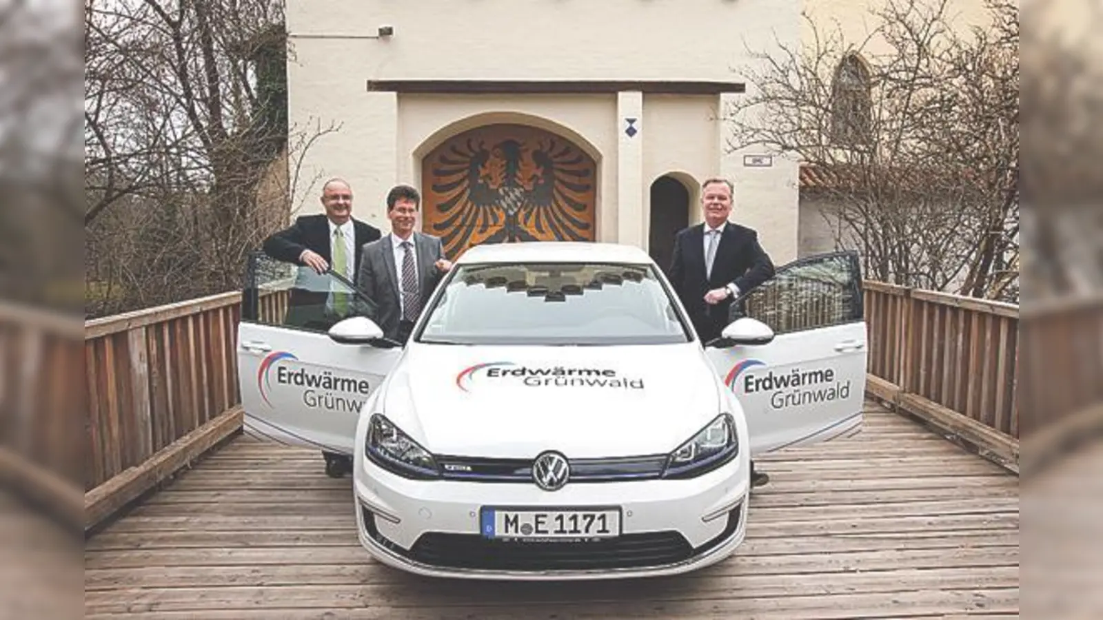Die Mobilität der Erdwärme Grünwald hört jetzt auf den Namen e-Golf. Es freuen sich Bürgermeister Jan Neusiedl (r.) und die beiden EWG-Geschäftsführer Andreas Lederle (l.) und Stefan Rothörl.	 (Foto: VA)