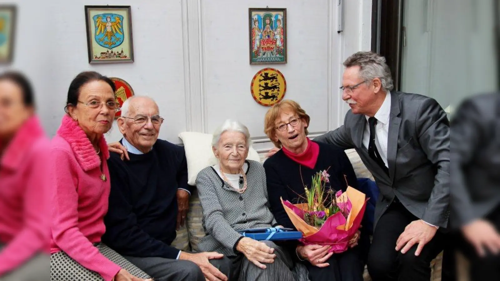 Offen und interessiert am Zeitgeschehen und stets mit viel Lebensfreude gesegnet: Planeggerin Maria Hutzelmeyer (Mitte) feierte ihren 102. Geburtstag. Im Bild sitzt sie zwischen ihren Kindern Heide Mößlang und Hannes Hutzelmeyer sowie Schwiegertochter Eva Hutzelmeyer (l.). Bürgermeister Heinrich Hofmann (r.) überbrachte die Glückwünsche des Ministerpräsidenten und der Gemeinde. (Foto: us)