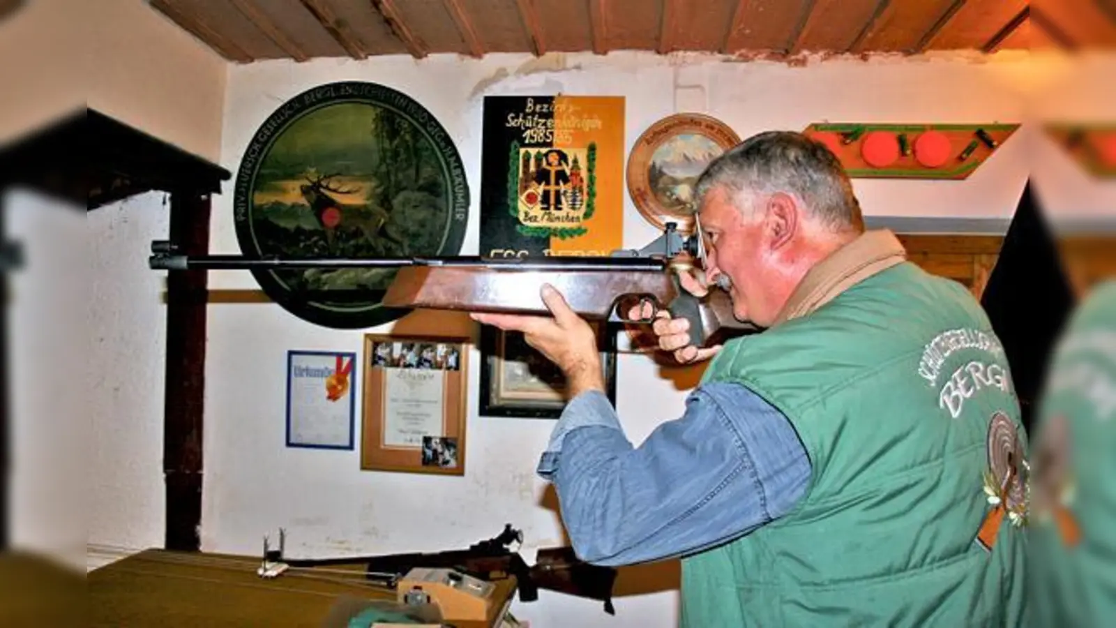 Vereinschef Wolfgang Asanger von der Königlich privilegierten Feuerschützengesellschaft Bergl Oberschleißheim hat seit 46 Jahren Spaß am Schießen.	 (F.: ws)