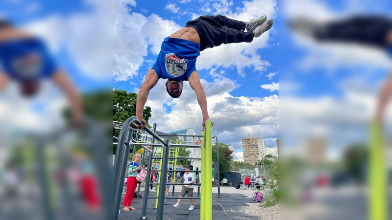 Trainer Yussef zeigt allen Interessierten, wie man mit seinem eigenen Körpergewicht trainieren kann.  (F: Hannah Gessler)