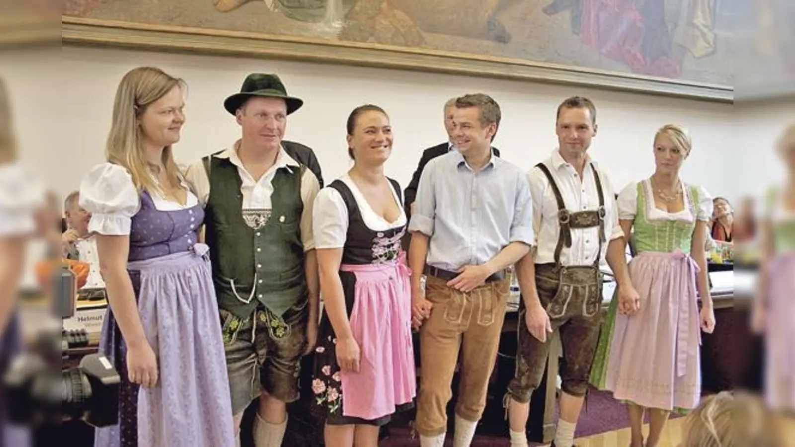 Trauen sich: Mandy Protze und Michael Pichler, Nadine Schneider und Philipp Lakatos und Markus Hutter und Christin Berger (v.l.).  (Foto: ms)