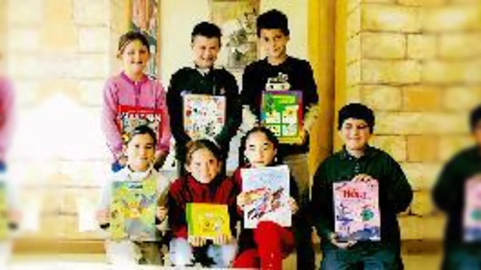 Da macht das Lesen richtig Spaß: Bücherwürmer in ihrer eigenen Bücherei an der Thelottstraße im Münchner Hasenbergl.	 (Foto: rasa)