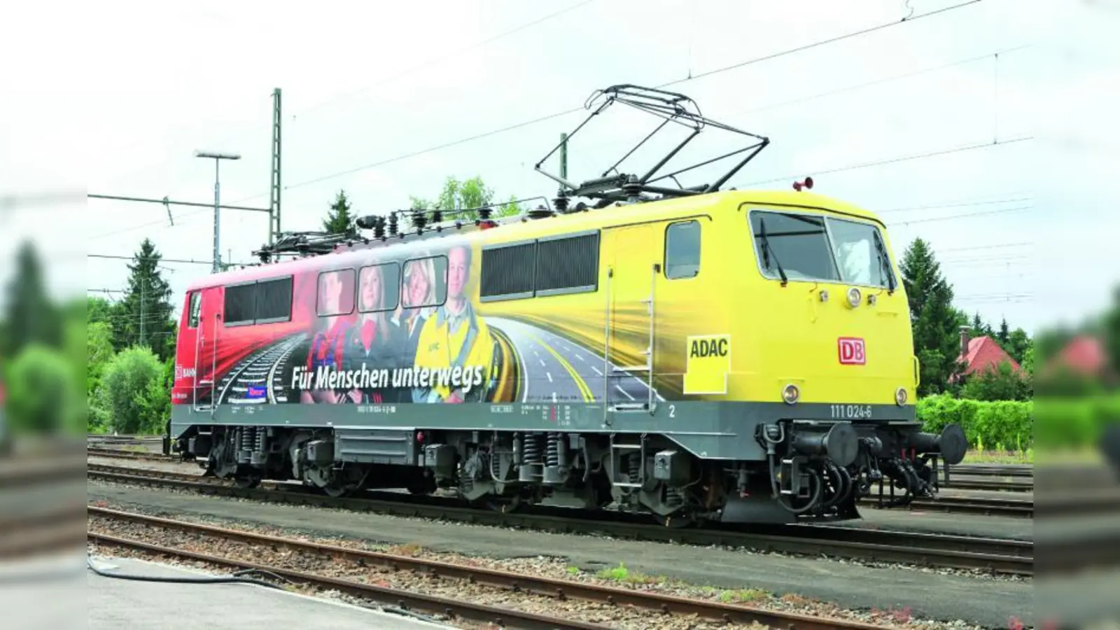 Leuchtend gelb-rot auf Bayern-Tour: Die Lok von ADAC und Deutscher Bahn. (Foto: ADAC)