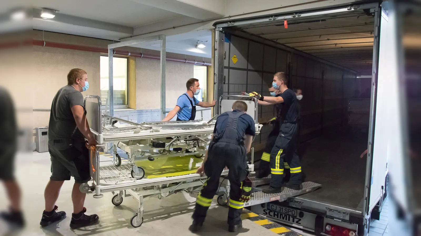 Mitglieder der Freiwilligen Feuerwehr Ebersberg helfen ehrenamtlich beim Verladen der Betten für ein rumänisches Krankenhaus. (Foto: VA)