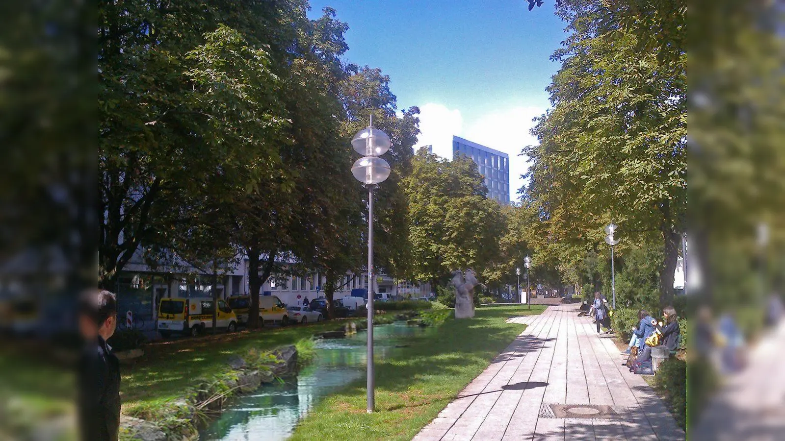 So könnte ein überirdischer Bachlauf in der Herzog-Wilhelm-Straße aussehen (Fotomontage). (Foto: Ingenieurbüro Patscheider)