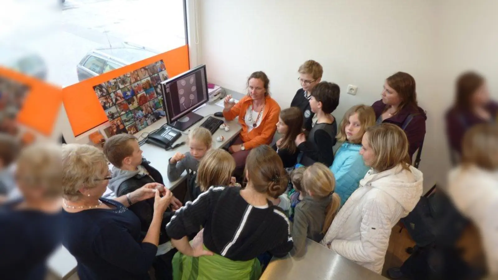 Neugierig lauschen die Kinder dem spannenden Vortrag von Dr. Barbara Haas aus der Tierklinik Germering. (Foto: FU)