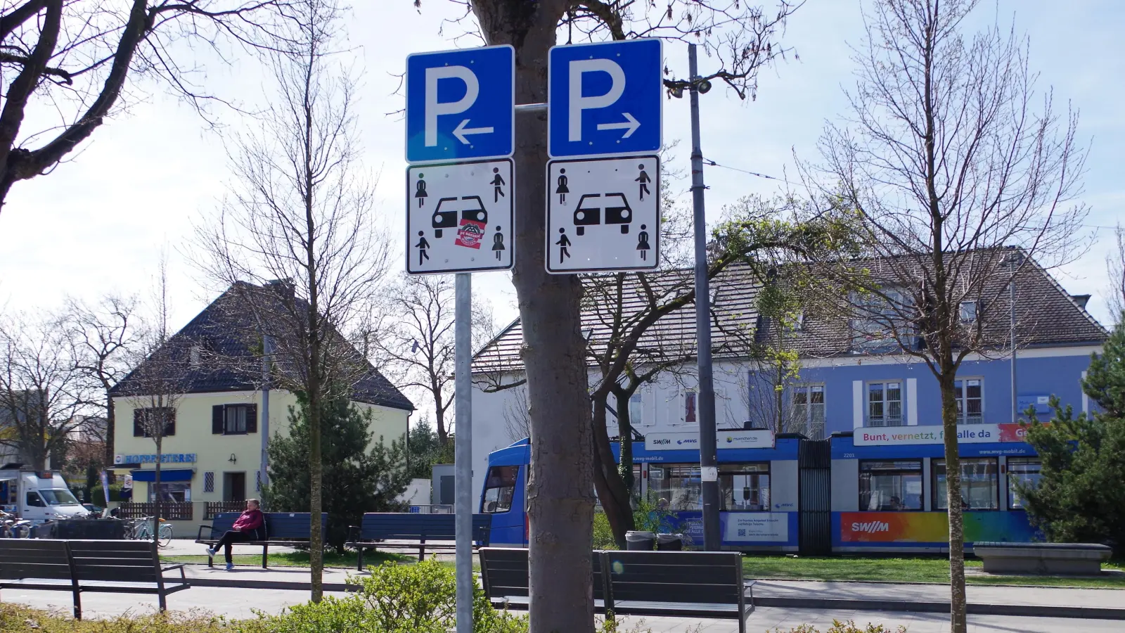 Am Willibaldplatz wurden mehrere Carsharing-Stellplätze eingerichtet, sodass nur noch drei normale Stellplätze auf der Südseite der Agnes-Bernauer-Straße zur Verfügung stehen. (Foto: kö)