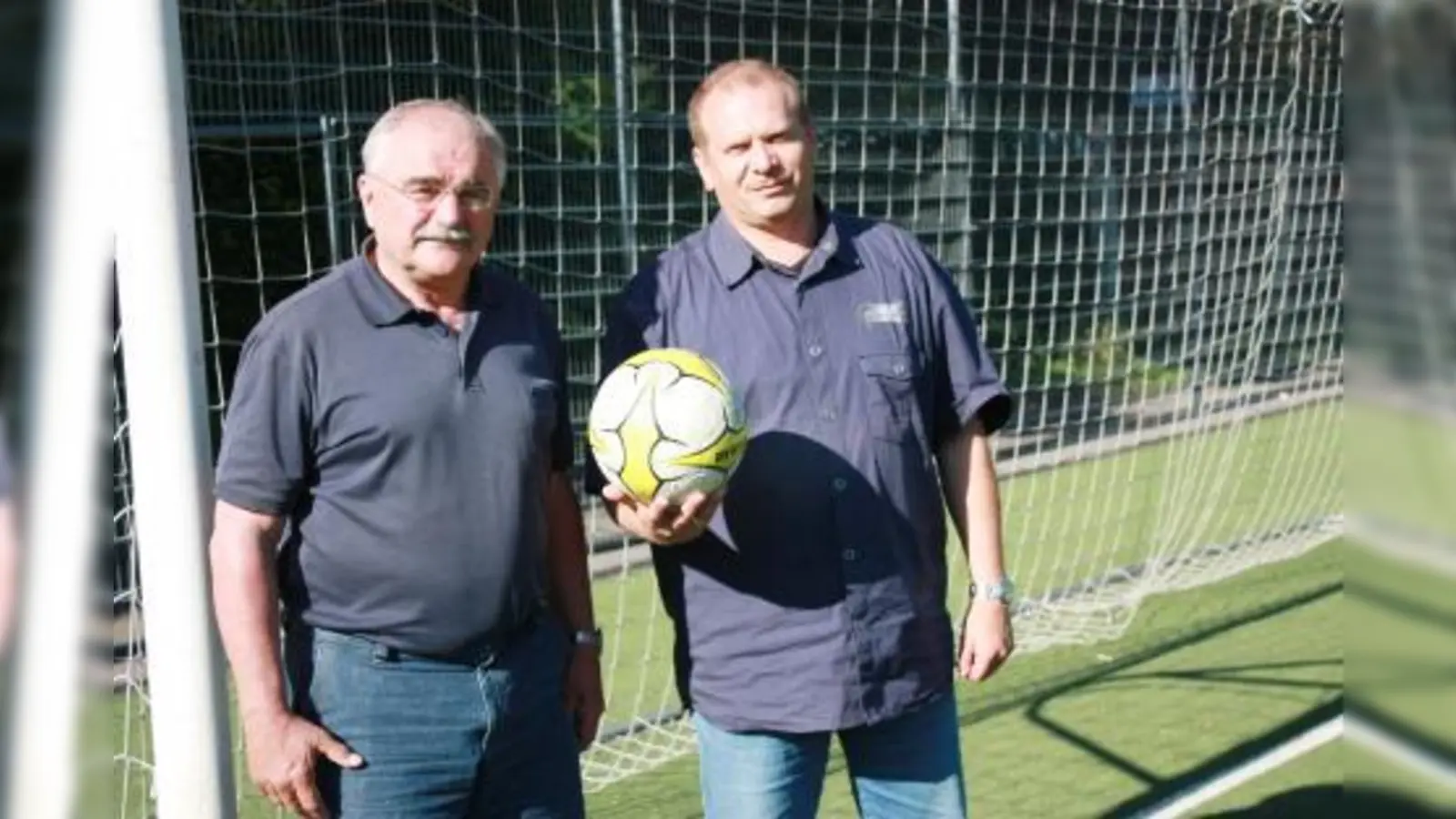 Der frühere FC Viktoria-Vorstand Ernst Schwetzler und sein Nachfolger Albert Knobel<br>freuen sich auf zahlreiche Gäste bei der Jubiläumsfeier.                    Foto: kdk