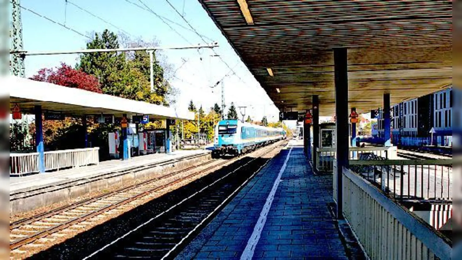 Der Ärger über die Bahn, die ihr Versprechen, den Moosacher Bahnhof zu sanieren nicht fristgerecht einhält, reißt nicht ab. 	 (Foto: Wally Schmidt)