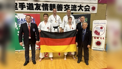 Die deutschen Teilnehmer am Italiencup, darunter Andy Schnirel und Roman Gerolt (hinten, v. l.) vom SV Lohhof, freuen sich über ihre Erfolge. (Foto: SV Lohhof)