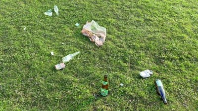 Abfall, der liegen gelassen wird, belastet und verschandelt nicht nur die Umwelt, sondern verursacht für die Kommunen auch zusätzliche Kosten. (Foto: bb)