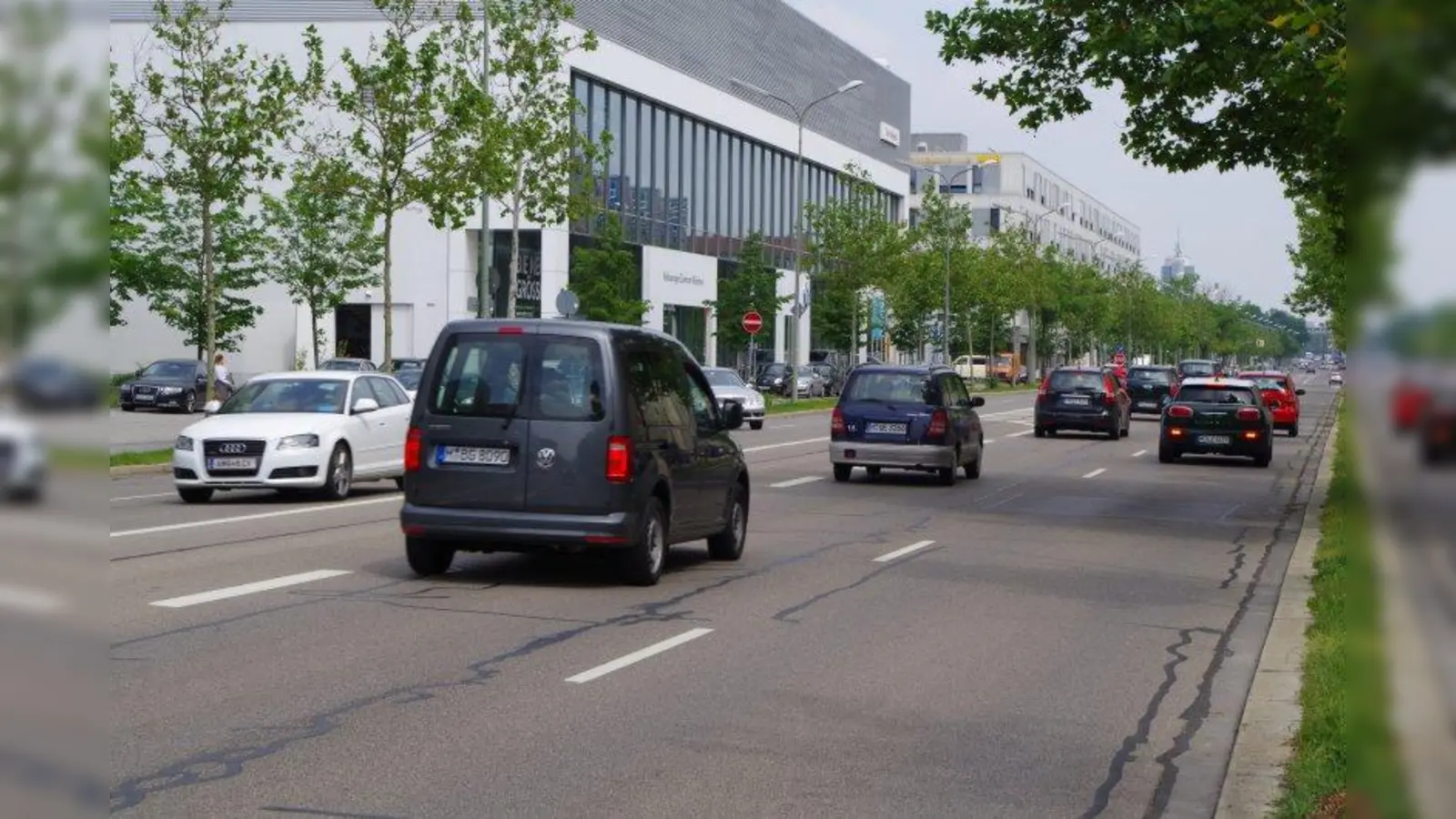 Auf der Hauptfahrbahn der Landsberger Straße darf in einigen Streckenabschnitten 60 Kilometer pro Stunde gefahren werden. Gefährte, die weniger schnell sind, müssen auf die Anliegerfahrbahn. (Foto: kö)