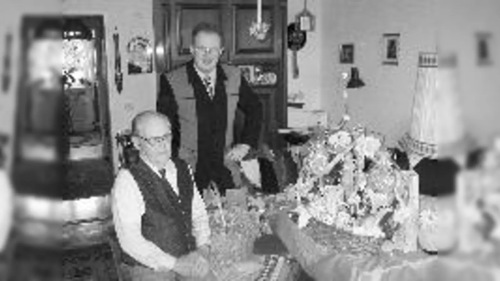 Überraschender Besuch vom Chef: Verleger Herbert Bergmaier (r.) gratulierte Eberhard Mettke zum 80. Geburtstag und bedankte sich, dass Mettke seit zehn Jahren zuverlässig den »Bogenhausener Anzeiger« in Ismaning verteilt.		 (Foto: Privat)