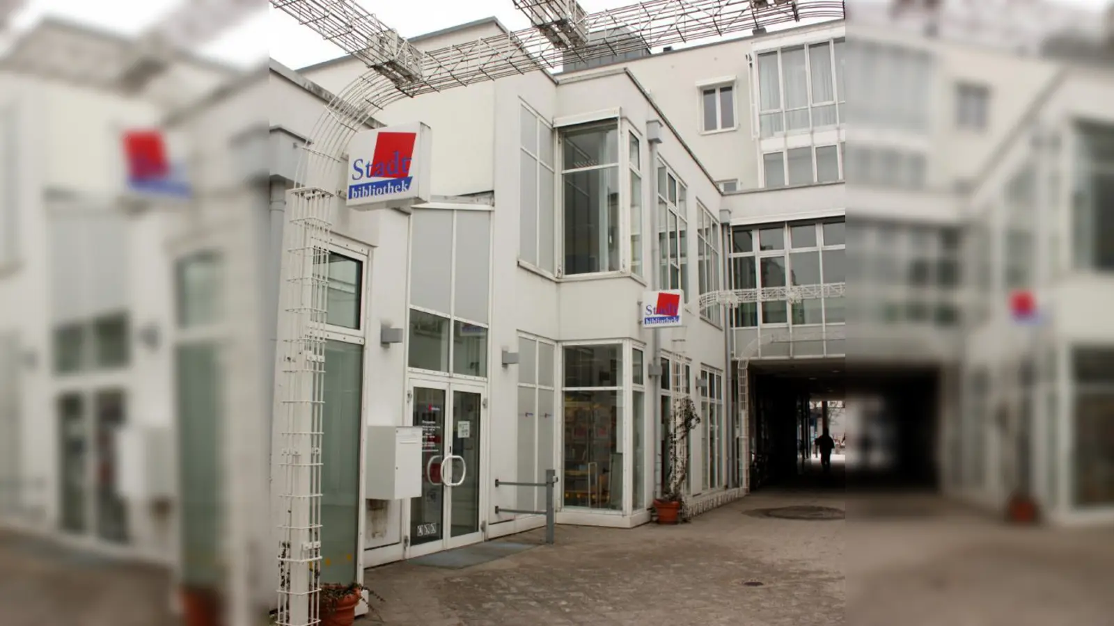 Der Mietvertrag der Stadtteilbibliothek Fürstenried für die Räumlichkeiten an der Forstenrieder Allee 61 läuft aus. Im Anschluss soll laut Kulturausschuss des Stadtrates ein Neubau an der Berner Straße die Bücherei beherbergen. Der Ausschuss hat dem Gremium diesen Standortwechsel in einer Beschlussvorlage zur Entscheidung vorgelegt. (Foto: job)