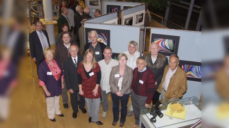 Bei der Vernissage am Freitagabend konnten sich die Mitglieder des Germeringer Fotoclubs mit ihrer Vorsitzenden Renate Müller (links) über viel Anerkennung ihrer Gäste freuen. (Foto: Eva Schraft)