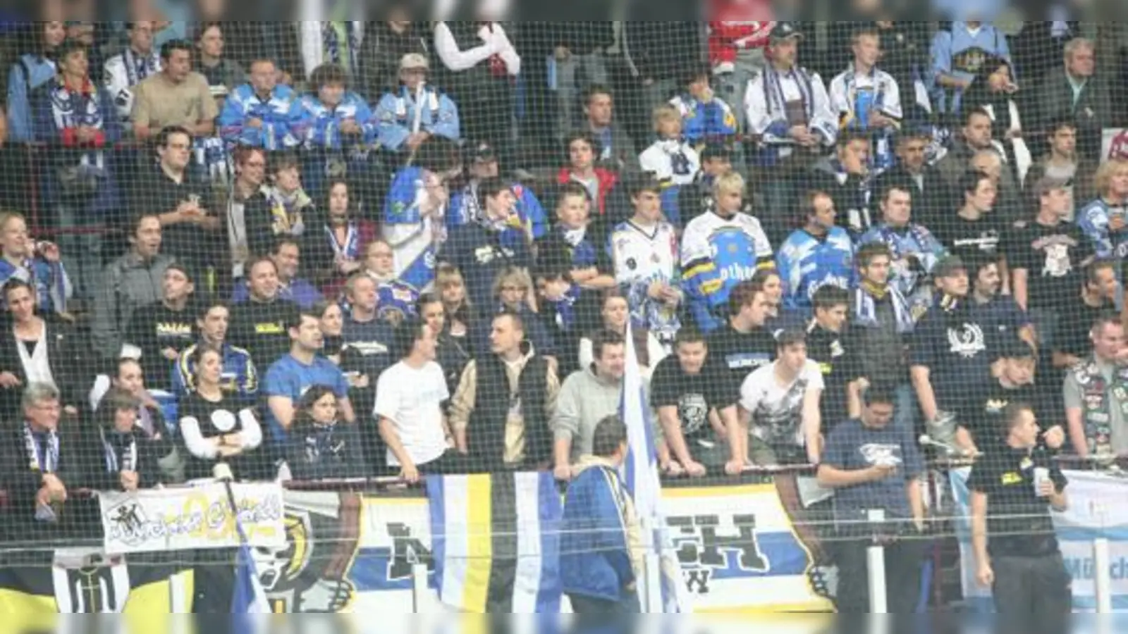 Mit dem Erfolg kommen auch die Zuschauer. Gegen Bietigheim waren über 2.000 in der Münchner Eissporthalle.	 (Foto: Oliver Rabuser)