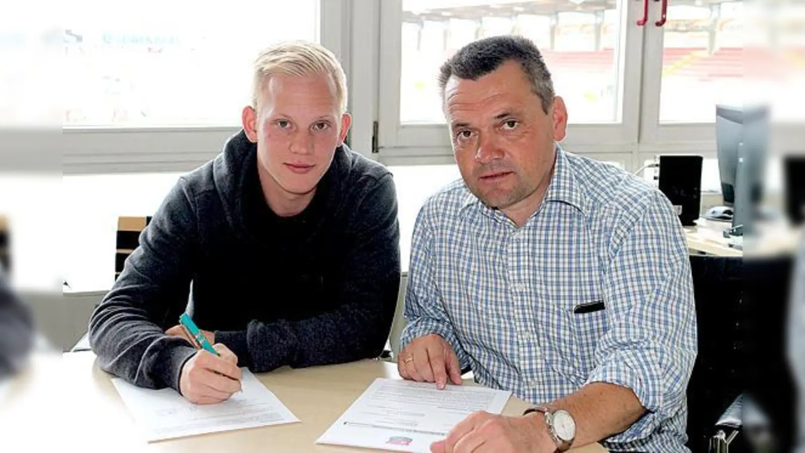 Der 24-Jährige Offensivallrounder Sascha Bigalke bei der Vertragsunterzeichnung mit dem Präsidenten der Spielvereinigung Manfred Schwabl.	 (Foto: SpVgg)