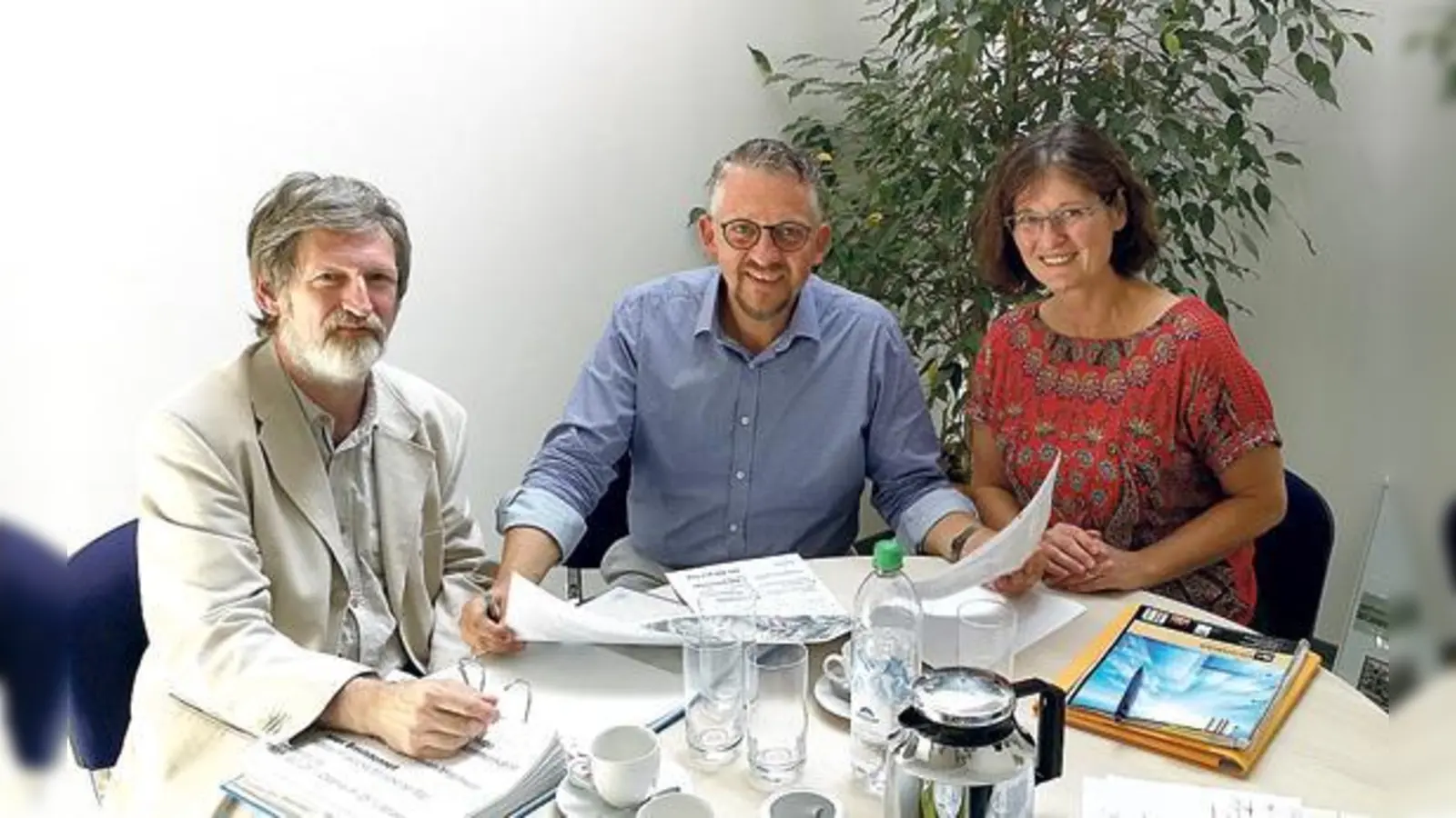 Thomas Huber (Mitte) diskutierte am 2. Juli in Ebersberg mit Susanne Höpler und Peter Pernsteiner ausführlich über dringend nötige Lärmschutzmaßnahmen entlang der gesamten Bahnstrecke im Landkreis. 	 (Foto: Büro Thomas Huber)