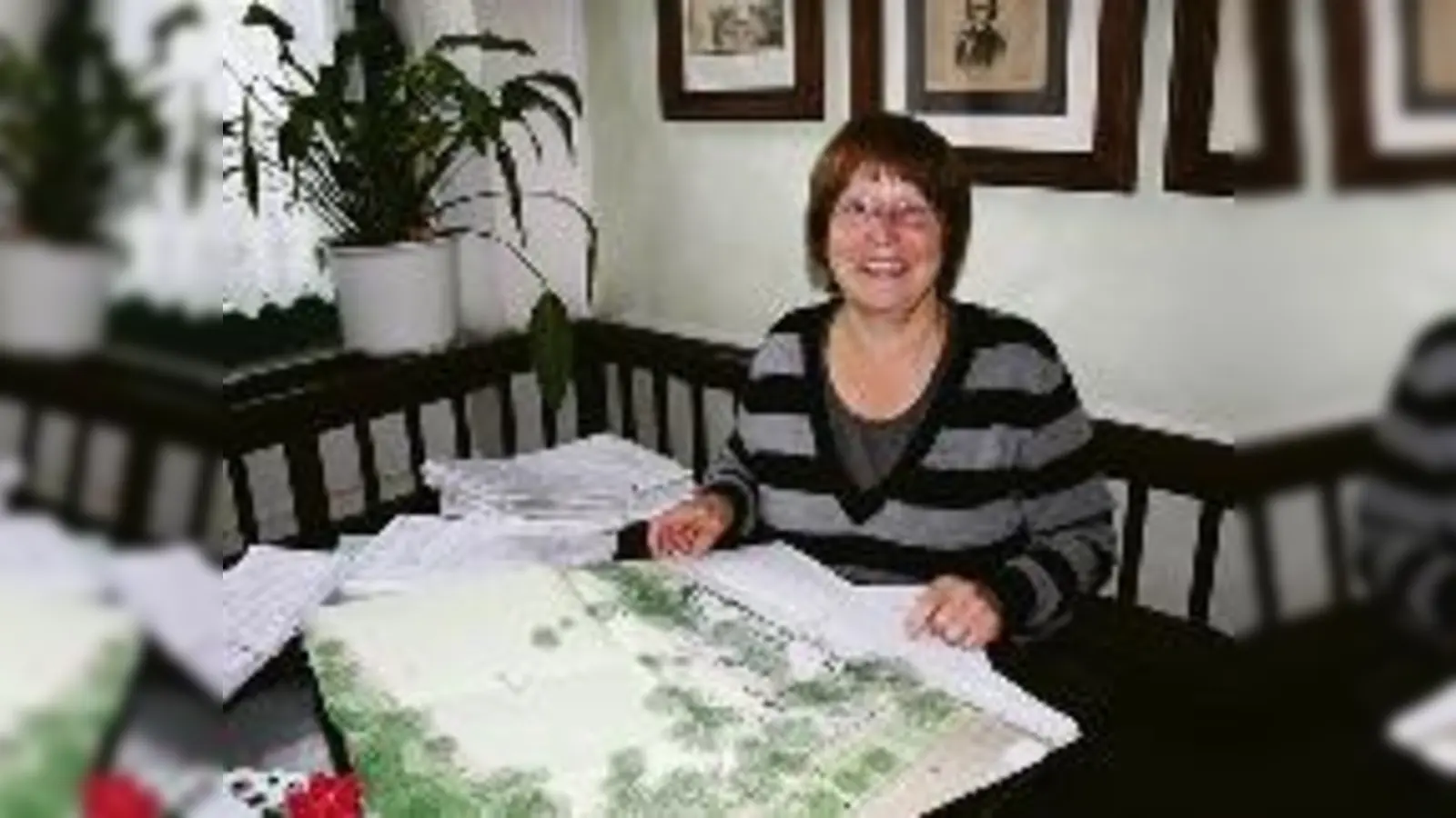 Über Plänen brüten gehört zum Tagesgeschäft von Adelheid Dietz-Will. Die Vorsitzende des Bezirksausschusses Au-Haidhausen blickt im Gespräch mit dem Haidhausener Anzeiger auf das Jahr  (2009.Foto: ak)