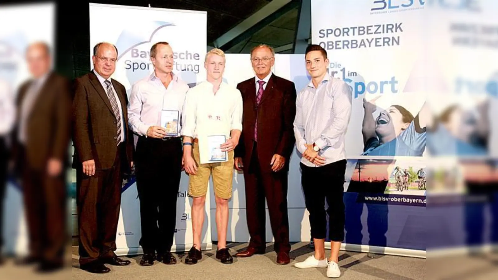 Felix Remuta (Mitte) und Trainer Kurt Szilier (2.v.l.) werden geehrt von Sportbezirks-Vorsitzendem Otto Marchner, Bezirkstagspräsidenten Josef Mederer und Marcel Nguyen (v.l.).	 (Foto: alpenPR)