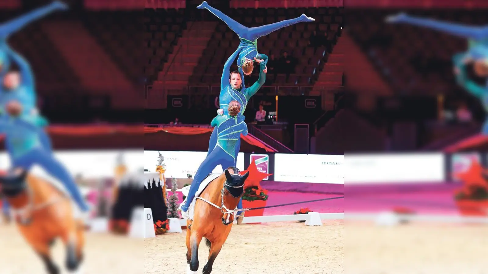 Turnierpferd Lazio mit Florian Lohrmann (stehend) Carlotta Wolf oben) und Katharina Burgmayr (sitzend). 	 (Foto: Andrea Fuchshummer)
