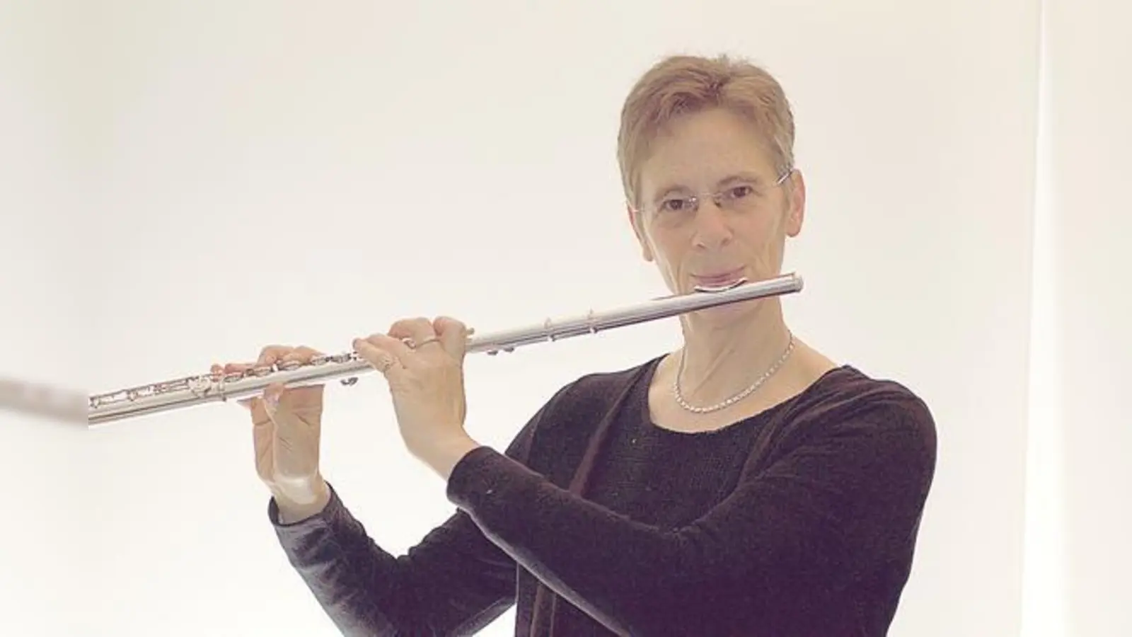 An der Querflöte zeigt Adelaide Kiefl beim Konzert im Pelkovenschlössl ihr Können.	 (Foto: VA)