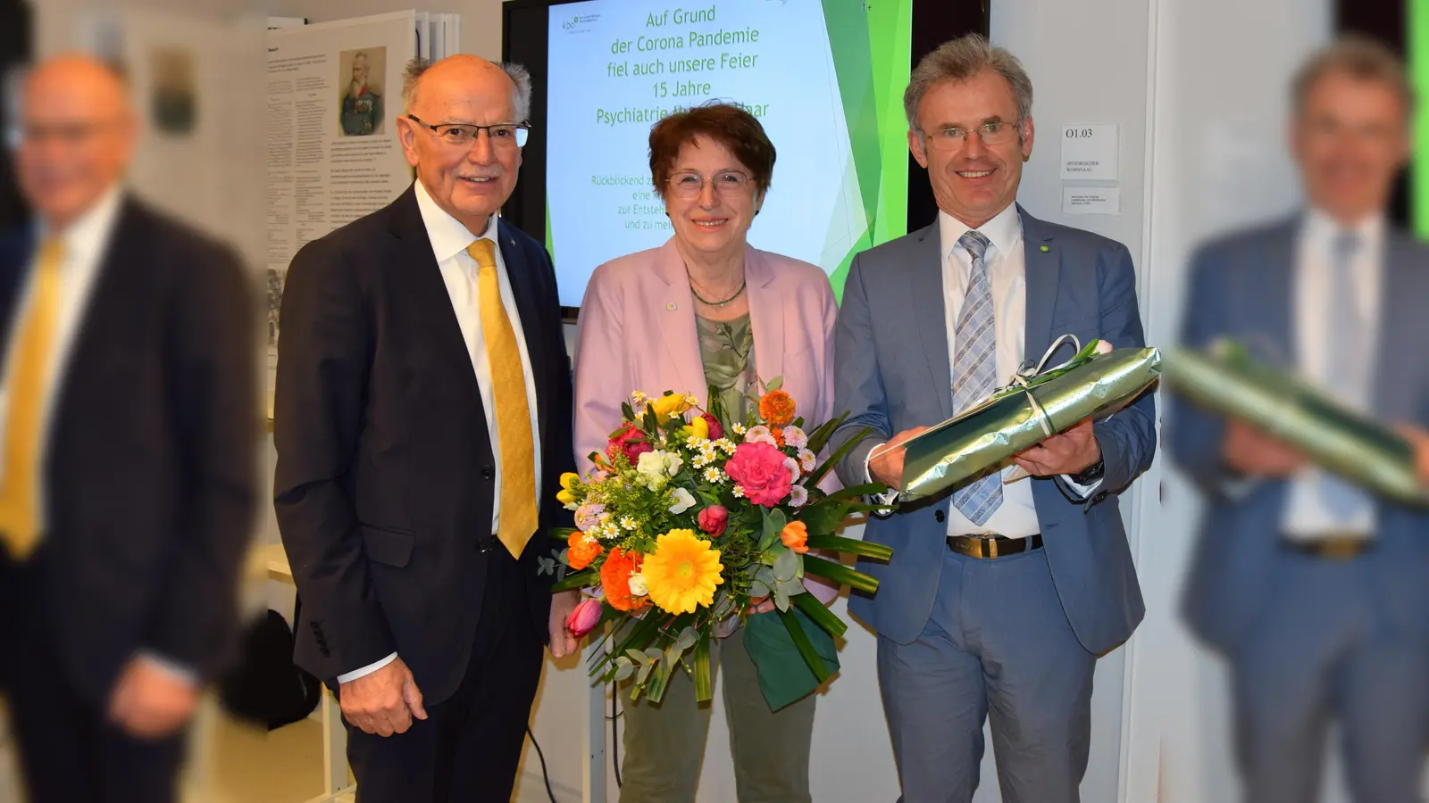Von links: Bezirkstagspräsident Josef Mederer, Alma Midasch und Geschäftsführer Franz Podechtl. (Foto: kbo-Klinikum Haar)