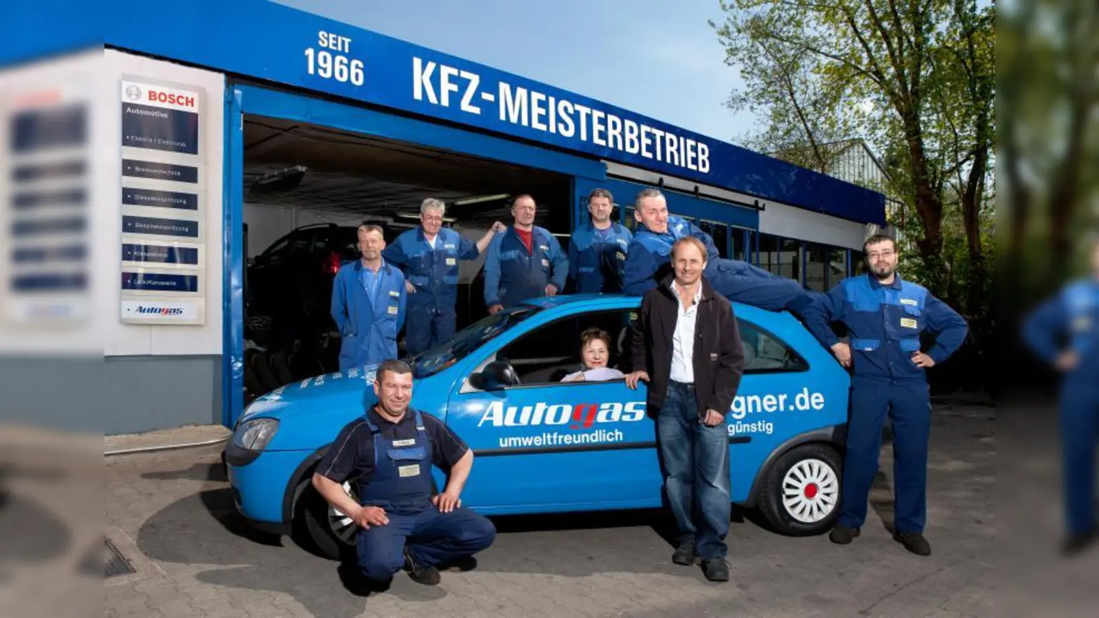 Seit 1966 gibt es Aigner Kfz-Service in der der Kistlerhofstraße. Stefan Aigner (vorne) führt heute den elterlichen Betrieb erfolgreich. (Foto: privat)