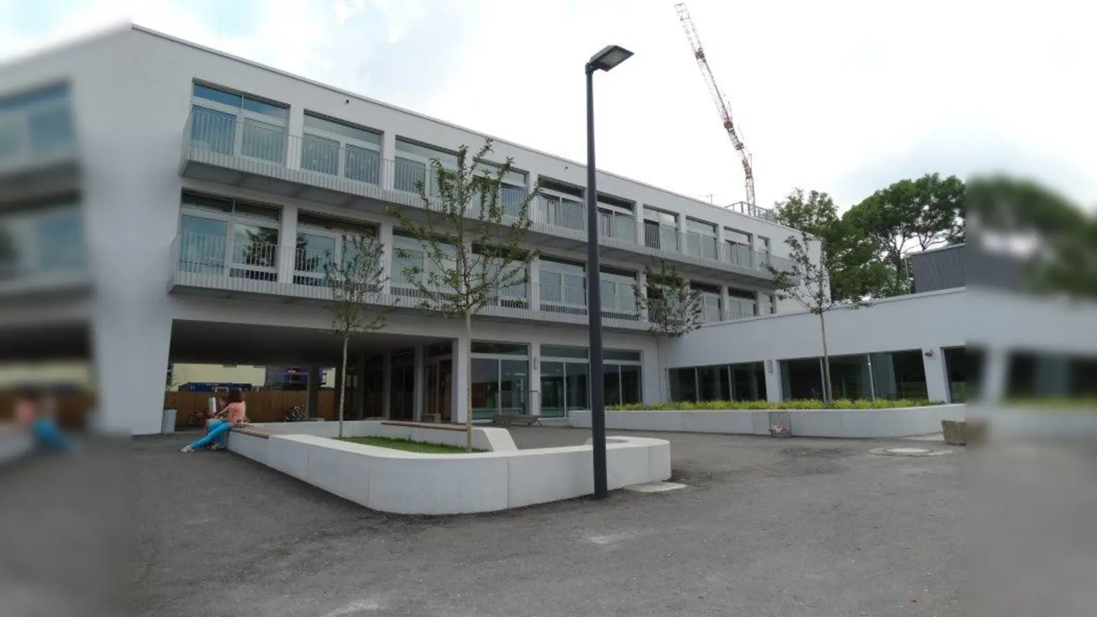 Die Canisiusschule. Rechts im Flachbau befindet sich die Turnhalle. (Foto: tab)