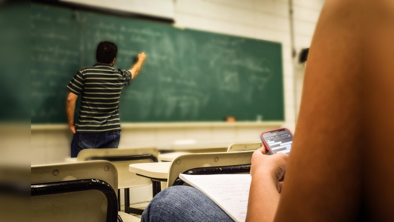 Hilfe von ehrenamtlichen Hausaufgabenbetreuern gibt es im Kinder- und Jugendtreff Hasenbergl, das soziale, emotionale und schulische Defizite der Kinder zu kompeniseren versucht. (Symbolbild: CC0)