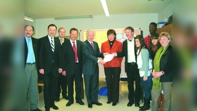 Schulrat Gerhard Zimmermann, Dr. Frank Hiller, Dr. Sven Roeren, Wolfgang Strobel, Franz X. Meiller, die leitende Schulamtsdirektorin Georgine Müller, Heinz Preßl, die Schülersprecher Ebru Yanar, David Kossi und Acelya Güler sowie Johanna Salzhuber. (Foto: pi)