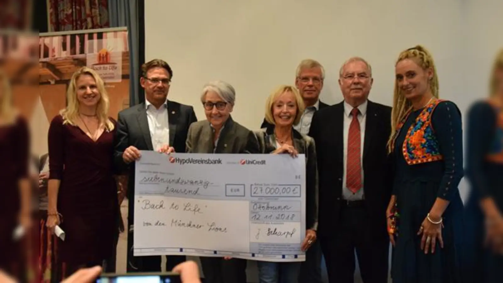 (V. l.) Organisatorin Susanne Zuleger, Bernhard Bartsch, Gabriella Checchini, Präsidentin LC MKO Jutta Scharpf, Reinhart Hoffmann, Dr. Friedhelm Scharpf, Vorsitzenderdes LIONS-Hilfswerkes des LC MKO, sowie Stella Tara Deetjen.  (Foto: Barbara Klingan)