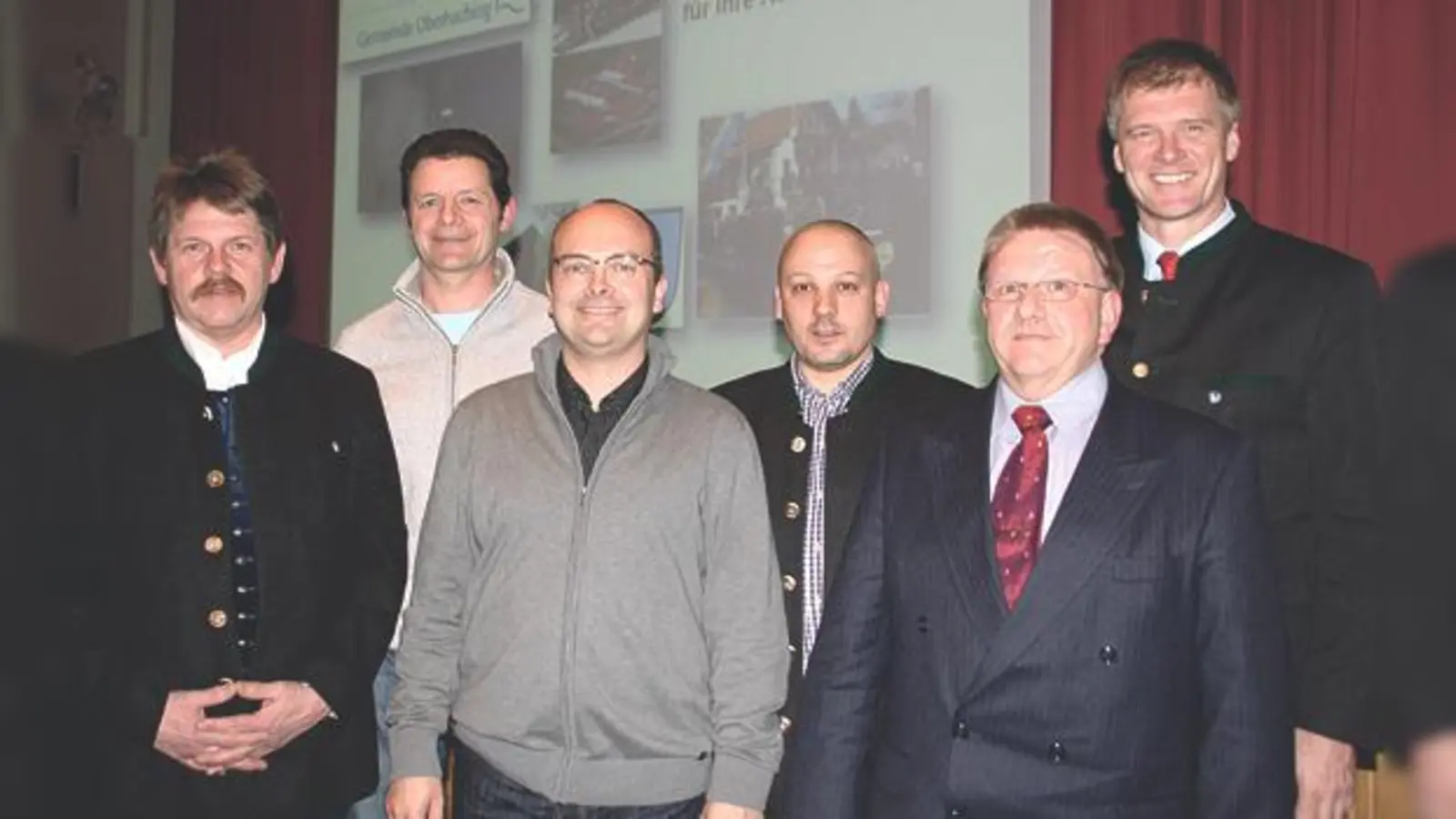Hoffen auf ein ruhiges Jahr: FFW-Vorsitzender Klaus Dexl, Kassier Josef Willberger, Schriftführer Michael Piendl sowie der 2. Kommandant Andreas Schwankl, 1. Kommandant Helmut Zoppelt und Bürgermeister  Stefan Schelle.	 (Foto: hol)