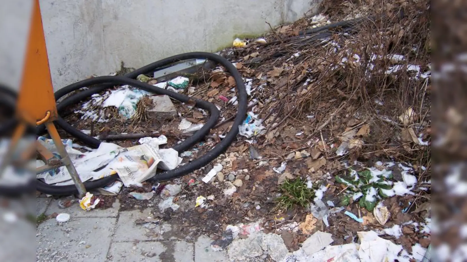 Völlig verdrecktes Eck: Papier, Dosen, Kabeln und eine Rattenfalle. Wem das Stückchen Grund zwischen der Unterführung und dem Laimer Würfel gehört, konnte noch nicht festgestellt werden und damit ist auch die Reinigungsfrage dort bis auf Weiteres ungeklärt. (Foto: RZ)