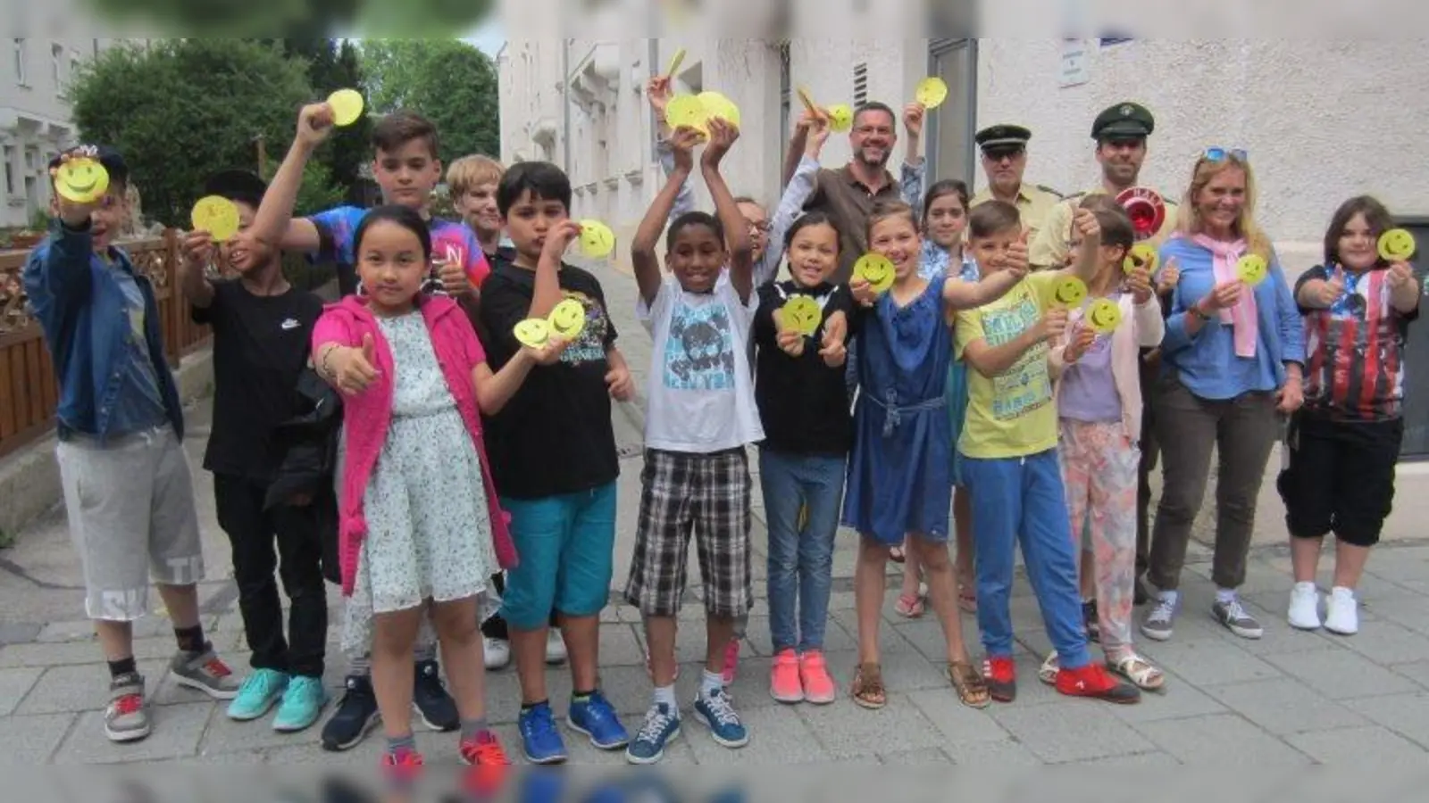 Danke an die Autofahrer: Schüler der Klasse 4a mit (hinten) den Polizeibeamten Michael Pianka, Ulrich Keller und Marko Kaiser sowie Konrektorin Stefanie Stoeckle. (Foto: Sch)