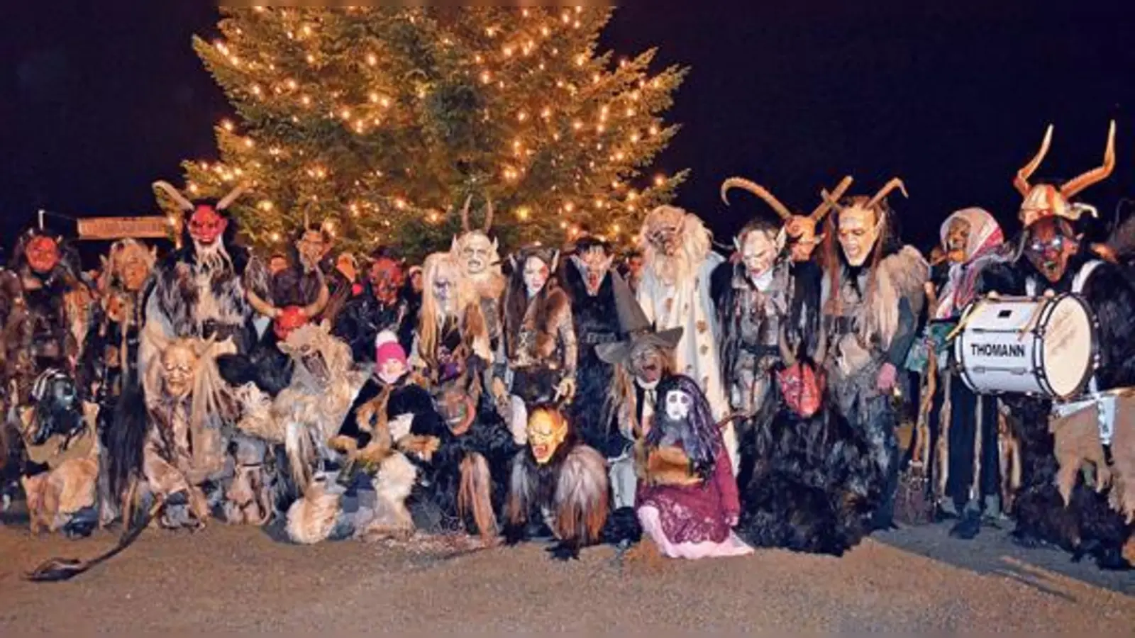 Furchteinflößende Masken und zottelige Kostüme: Die »Passauer Höllengeister« kommen nach Ismaning. In Aktion zu erleben sind die Perchten am Samstagabend auf dem Kirchplatz.	 (Foto: Gemeinde Ismaning)