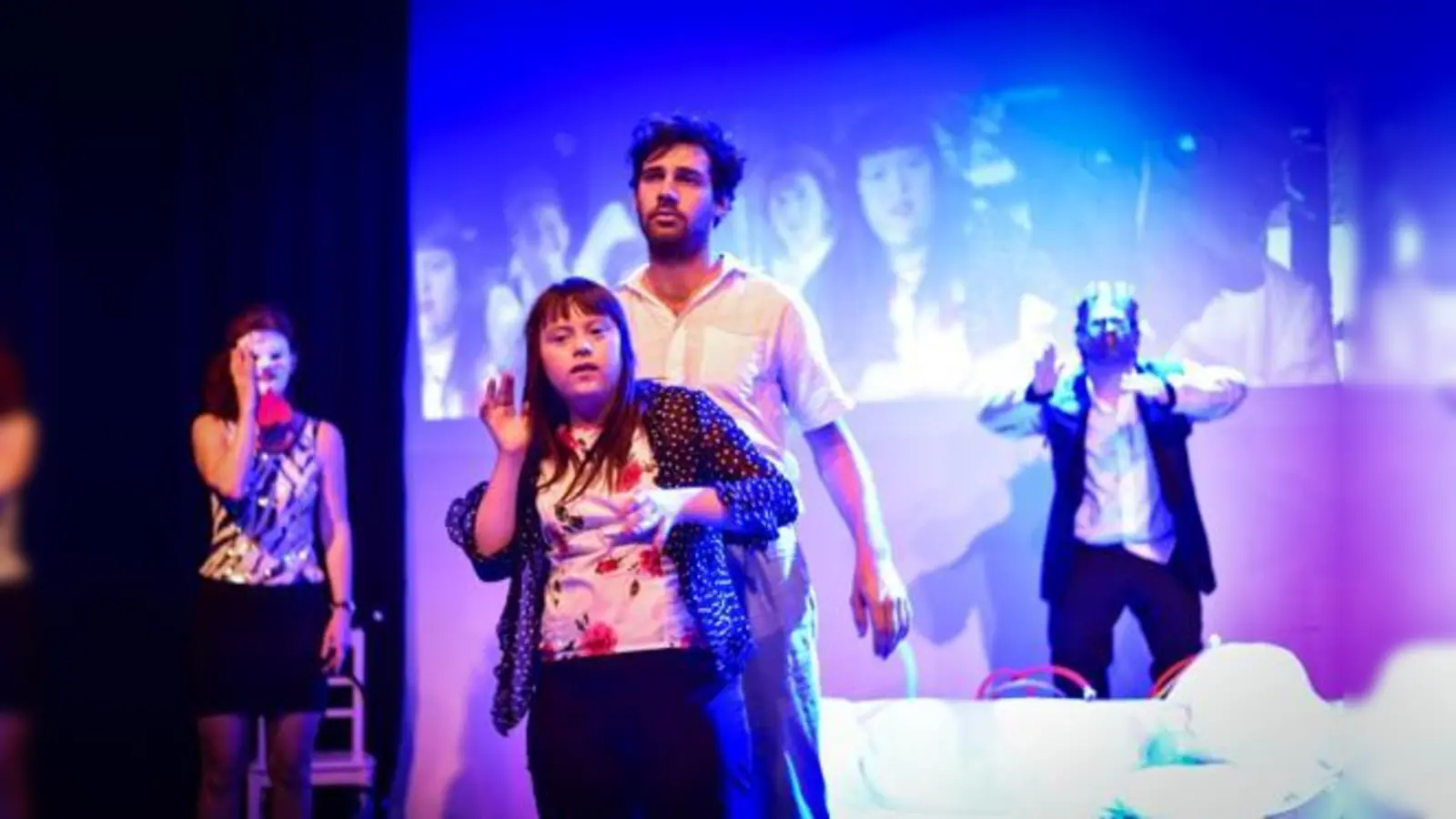 Im neuen Theaterstück »Schamo Reloaded: alle bekommen neue Karten« des Ensembles stehen acht Schicksale im Vordergrund. 	 (Foto: VA)