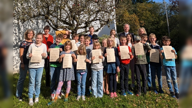 Fast 30 Meter Bücher haben die jungen und alten Grünwalder diesen Sommer gemeinsam gelesen. Der Bücherturm wäre höher als der Kirchturm von Maria Königin. (Foto: Gemeindebibliothek Grünwald)