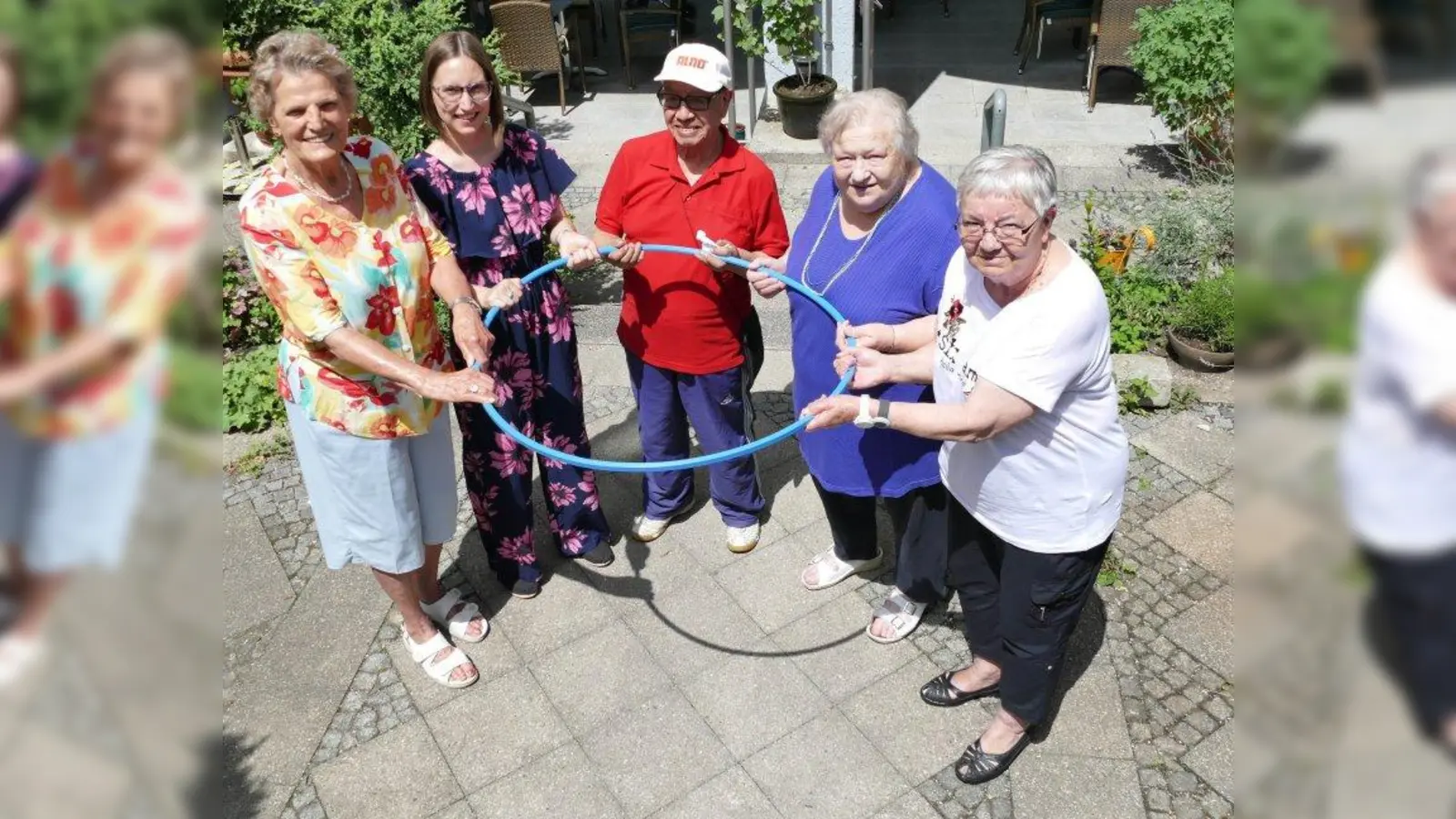 Zusammenhalt und Miteinander gehören im Alten- und Servicezentrum (ASZ) Westend zum Alltag (v.l.): Wilma Mazuch, Celine Peiroten (ASZ-Team), Zenon Romero Aduino, Elvira Reither und Milada Kowala im Garten der Tulbeckstraße 31. (Foto: ds)
