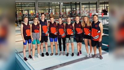 Die erfolgreichen Riemerlinger Haie: (v. l.) Jette Lenz, Mara Sokac, Adrien Cara, Alina Hermeking, Sina Wappenschmidt, Daniela Ernst, Carolin Seeger, Sarah Hermeking und Trainer Pierre Martin. (Foto: VA)