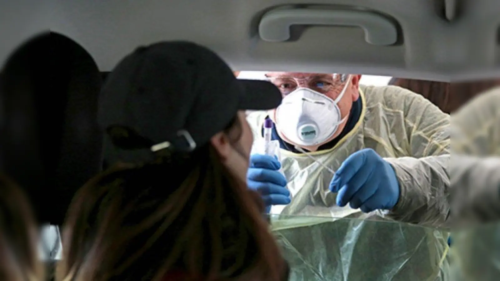 Für den Test muss das Auto nicht verlassen werden. Lediglich das Fenster wird geöffnet. (Foto: Michael Nagy/Presseamt München)