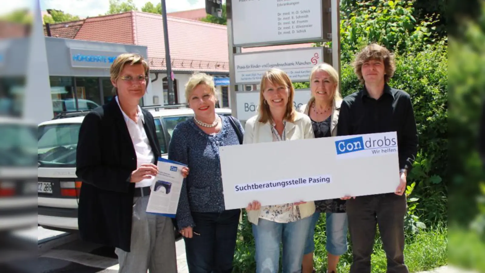 Das Condrobs-Team vor dem neuen Pasinger Domizil in der Bäckerstraße 4: Einrichtungsleiterin Jutta Schaupp, Ulrike Händler, Barbara Wiese, Doris Jung und Harald Preiss (v.l.). Nicht im Bild Christian Dewald. (Foto: US)