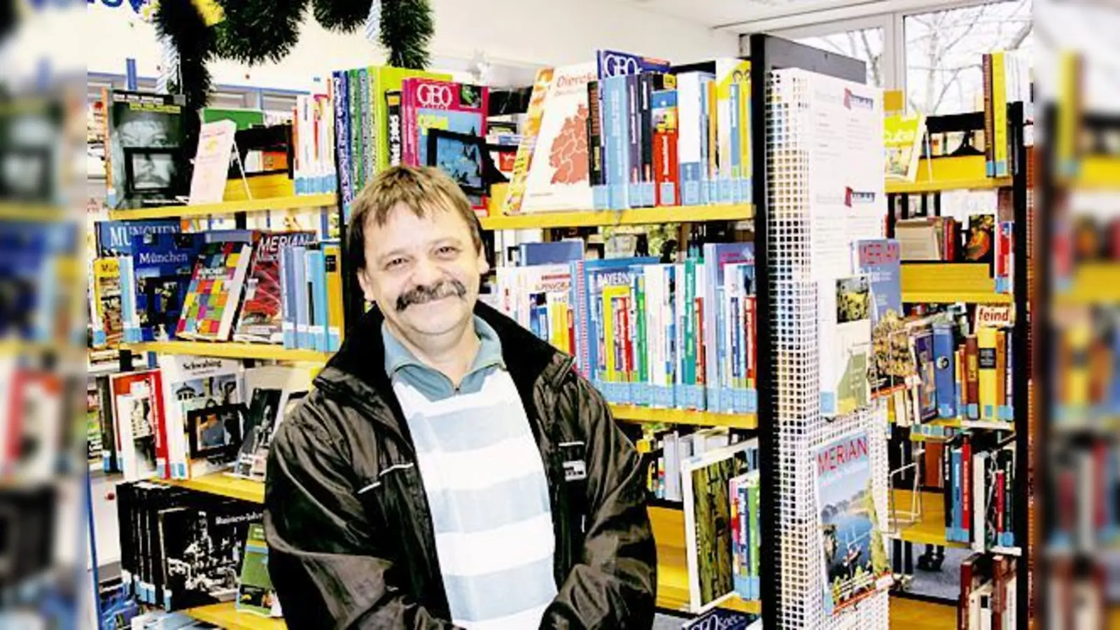 Wenn Manfred Gorus nach 23 Jahren, die er die Stadtteilbibliothek an der Parlerstraße besucht, stattdessen bald in die neue Mittelpunktsbibliothek in die Blodigstraße fahren muss, ist das für ihn »als hätte man die Wiesn verlegt«. 	 (Foto: Ossoinig)