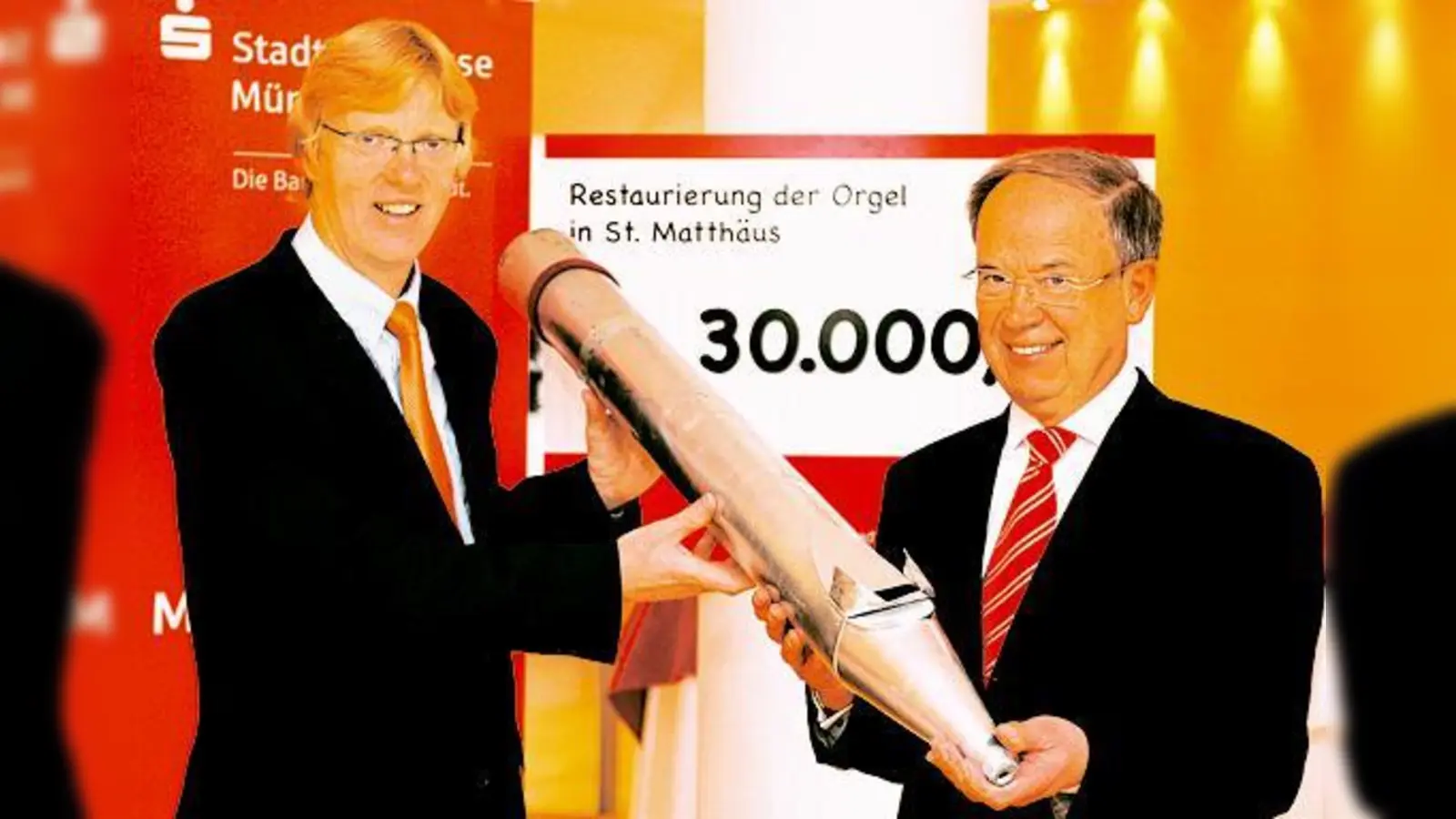 Kirchenmusiker Hayko Siemens (l.) freut sich mit Harald Strötgen, Vorstandvorsitzender Stadtsparkasse, über die Spende zur Orgelrestaurierung.	 (Foto: VA)